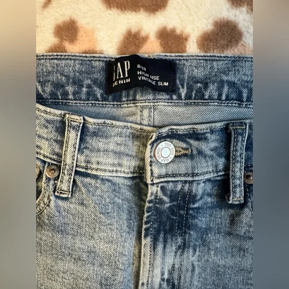 GAP Light Wash Denim Jeans - Picture 3 of 7